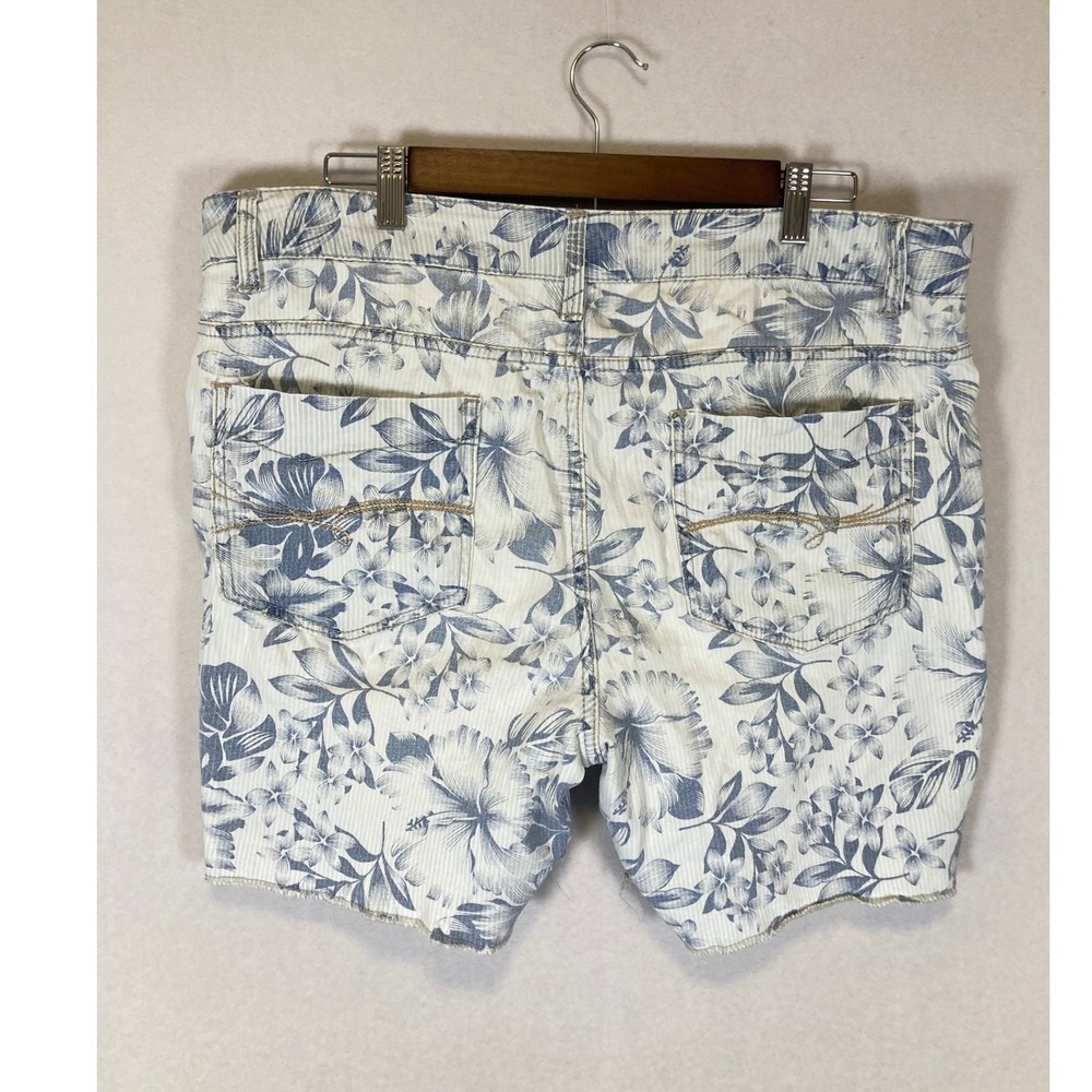 Tropical Coastal Faded Glory Womens 16 Blue White Floral Pinstripe Shorts - Picture 2 of 8